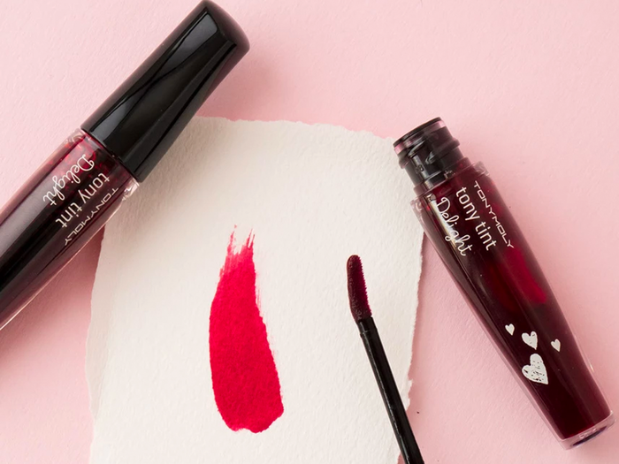 A vibrant lip stain