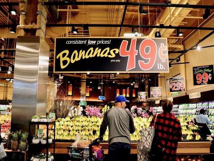 The store made it a point to let customers know about its bananas that were going for $.049 a pound, which likely cost more than the $0.19 each bananas at Trader Joe