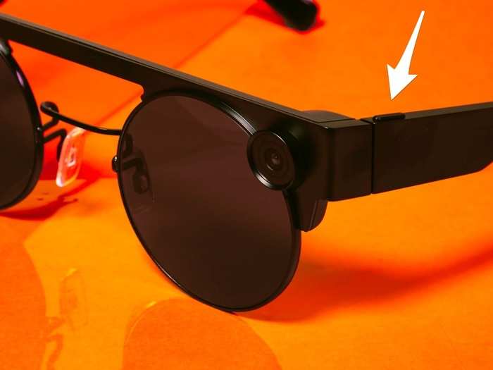 One of the first bothersome things about using the Spectacles was the location of the buttons, one on each sunglasses arm, which are used for recording pictures and videos.