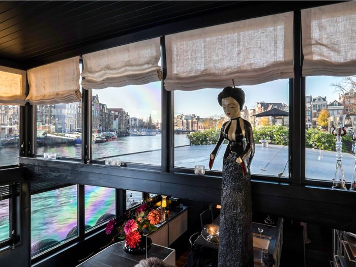 The houseboat was renovated over a period of 1.5 years. The renovation included adding more sustainable materials to the home, such as oak wood flooring and hard matted windows.