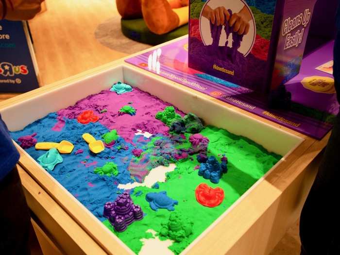 In this station, there was a sandbox that let customers stop by and play with the sand themselves.