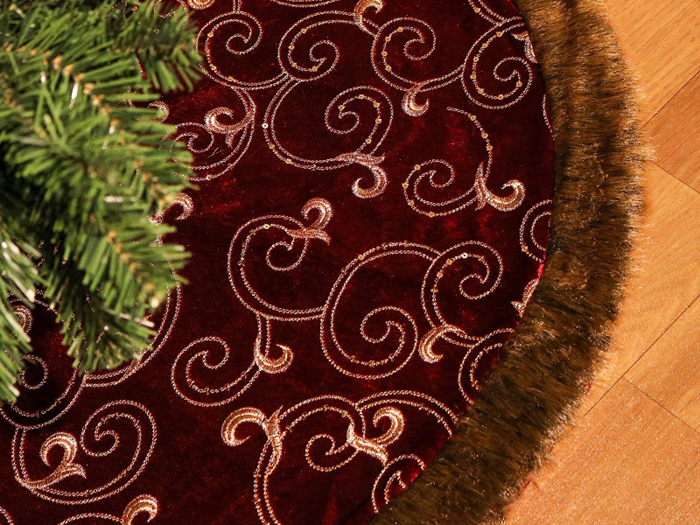 The best traditional tree skirt