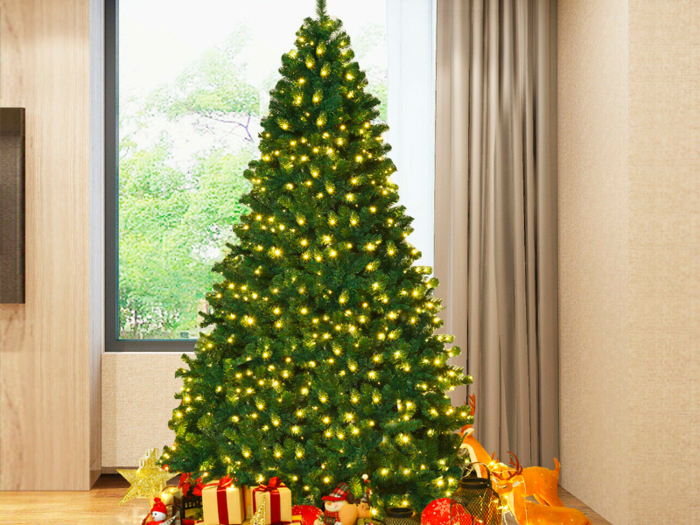 The best budget-friendly pre-lit Christmas tree
