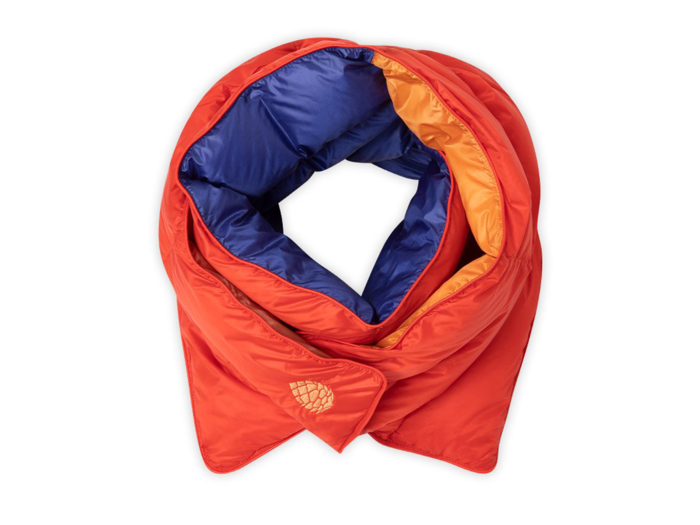 A non-constrictive, eco-friendly scarf for the slopes