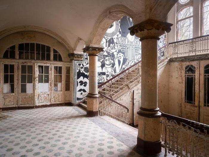 Years of decay have given Beelitz Heilstätten a sort of haunting beauty that stayed with me long after I left the hospital grounds.