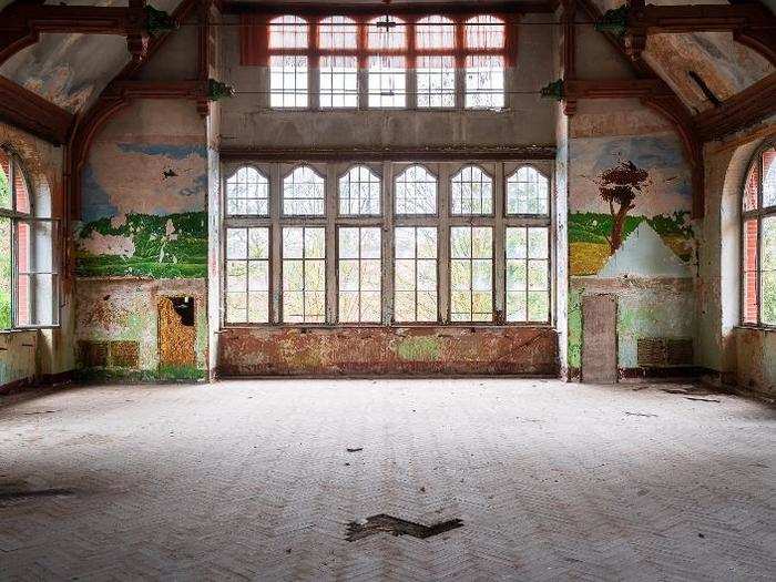 Remains of what must have been a beautiful painting are still seen on the walls of this enormous room.