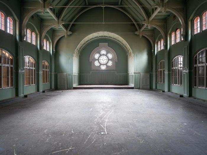 The flower-shaped window design also appeared in the former gym.