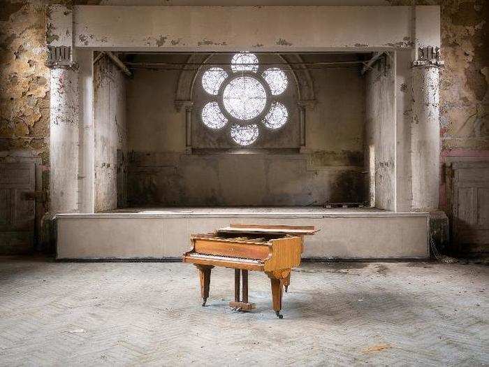 I found another piano in this small theater. It stood in front of the stage with a beautiful flower-shaped window in the back.