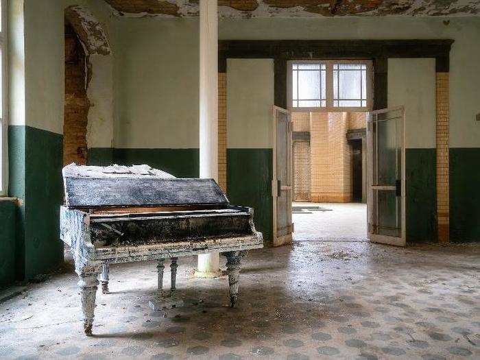 While most of the complex was completely emptied out when it was abandoned, this stunning piano was left behind.