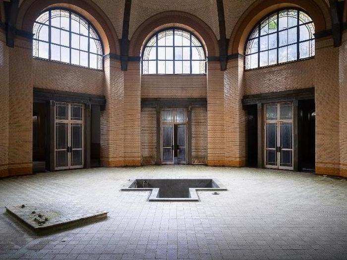 This grandiose room with a bath in the center is a popular location for artists. Scenes from the films "Valkyrie" and "The Pianist" were filmed here, as was a music video by the German band Rammstein.