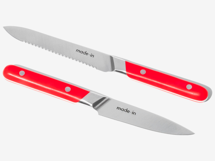 Two knives to perform delicate and difficult cutting tasks