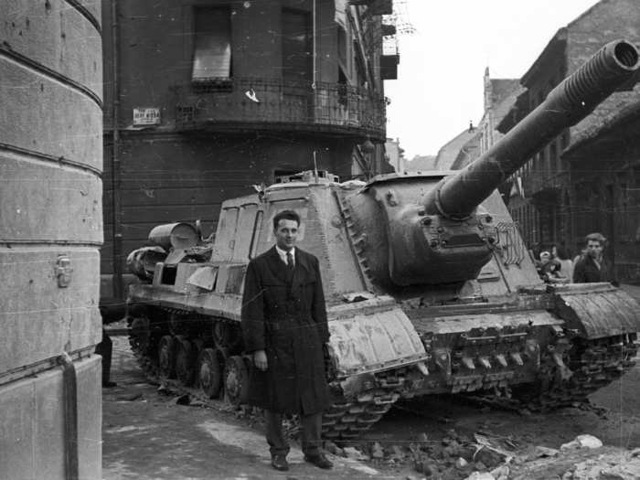 Self-propelled guns and the ISU-152.