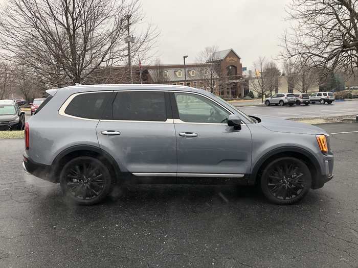The Telluride is a handsome SUV that wears its size well. I also rather liked the 20-inch alloy wheels, in black, which filled the wheel-arches and gave the impression of larger spinners.