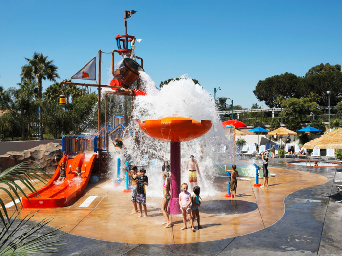 Howard Johnson by Wyndham Anaheim Hotel and Water Playground