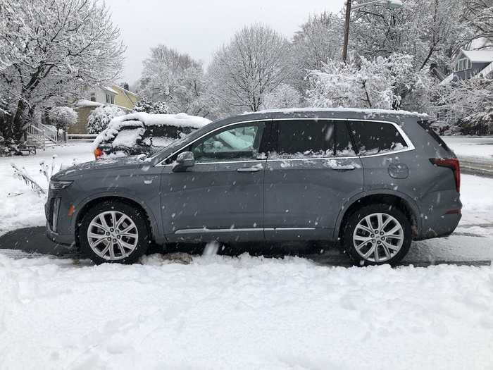 On balance, the XT6 wears its size well. However, the rear is crimped, while much of design action is up front. My tester rode on 20-inch wheels, a welcome $2,000 extra.