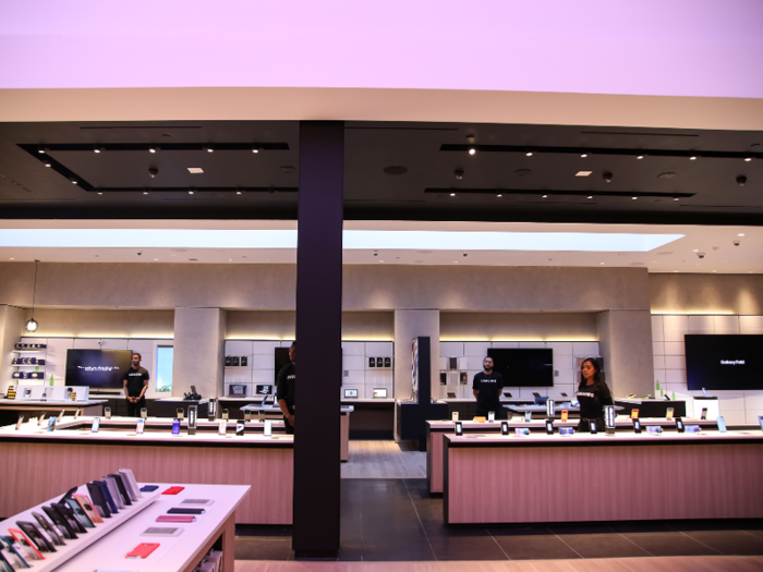 The most noticeable characteristic upon entering the Samsung store in Palo Alto was its purple- and blue-hued lighting.