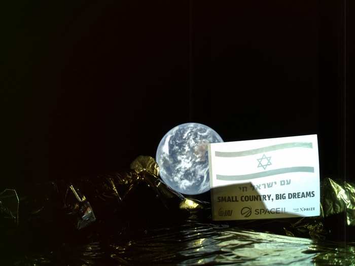 An Israeli spacecraft called Beresheet — the first attempt to put a private lunar lander on the moon — also used a captivating juxtaposition in its space selfie.