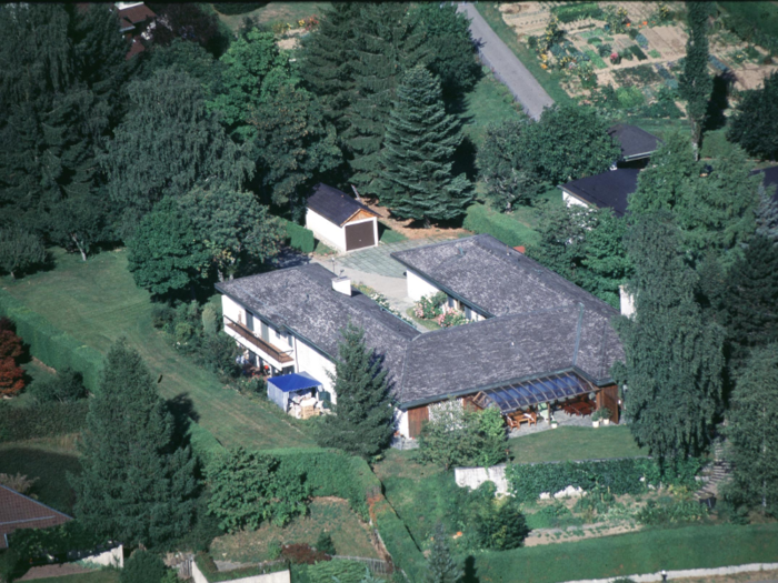 His home in Switzerland, a single-story ranch villa overlooking Lake Geneva, was relatively modest for a multibillionaire.