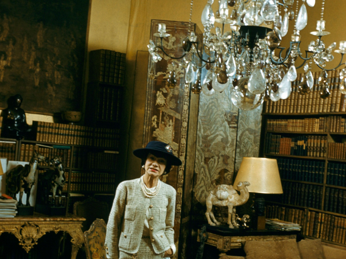 In that space, Chanel opted for ornate furnishings in dark tones.