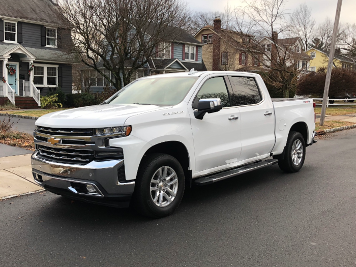 Onto the usually number two player in the US full-size pickup truck market: the Chevy Silverado. Chevy redesigned and relaunched the perennial aspirant to the full-size-pickup throne in the US, putting on sale for the 2019 model year.