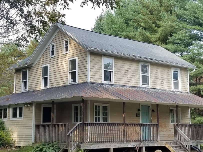 When the couple bought the property, two of the barns were (and still are) in ruins and both of the houses were uninhabitable. They had their work cut out for them.