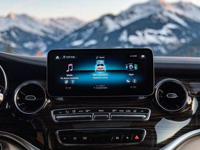 The touchscreen also displays an optional 360 camera that can help with parking.