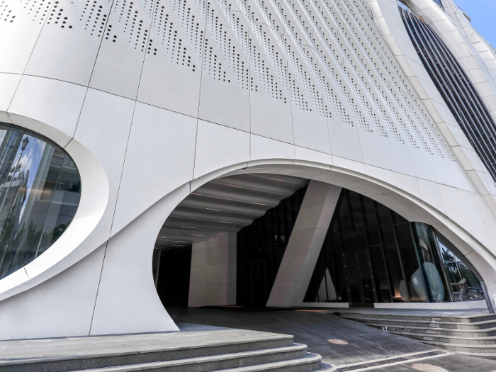 A sculptural porte cochere entrance offers residents privacy from the street as they enter the building.