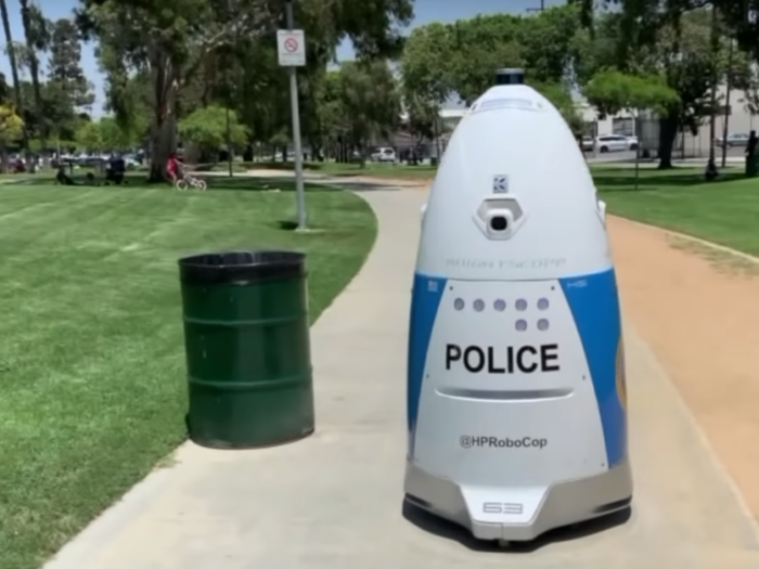 After making several attempts to get the robot to summon police officers to no avail, the Huntington woman dialed 911 on her phone, according to the report.