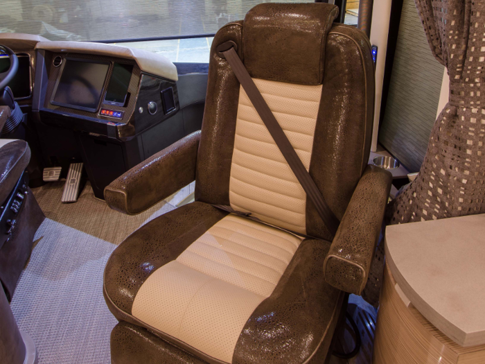 Its accompanying passenger seat has the same options, but can also be reclined.