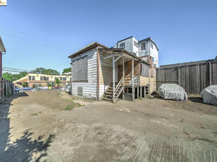 The home has those "good redwood bones" that are virtually extinct nowadays (redwood trees are native to California, but its supply was swallowed up by home building use until the 1960s and 1970s when conservationists stepped in.)