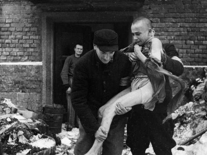 When Soviet soldiers arrived, only between 6,000 and 7,000 prisoners remained. The majority of them faced starvation, death, and illness.