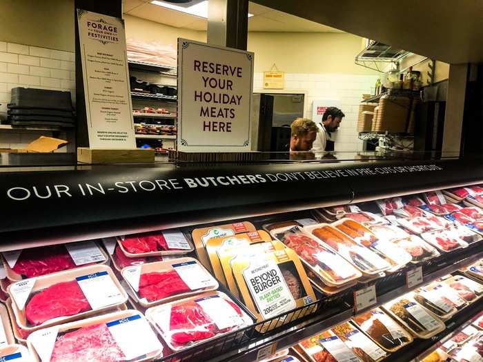 Signs emphasized that in this market, the focus is on fresh-butchered meat, tailored to the needs of the customer.