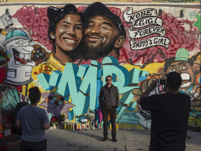 A stunning mural of Kobe and Gianna Bryant has appeared on a wall in Los Angeles