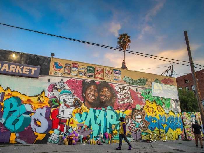 A stunning mural of Kobe and Gianna Bryant has appeared on a wall in Los Angeles