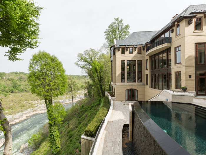 Next to the tennis court is the private garden, with a path used to access the guest house.