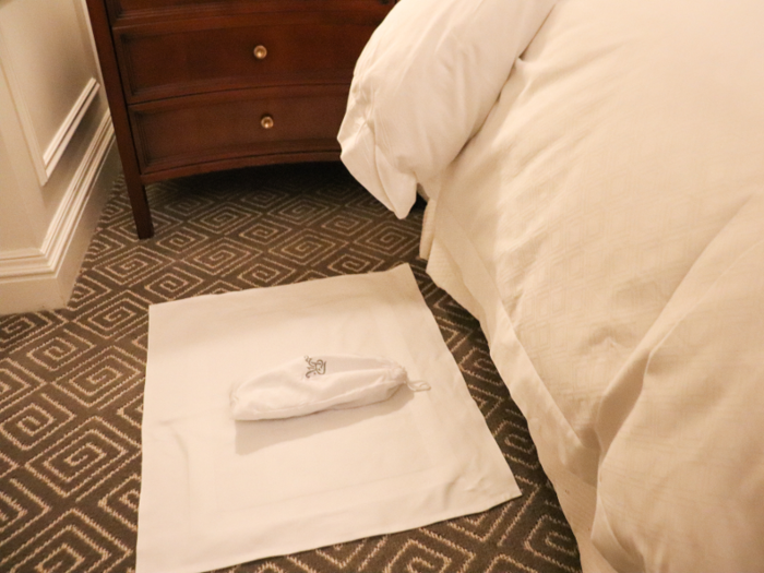 After hanging out in the room for a while, we went out to dinner nearby, and when we came back to the room, it had been treated with the evening turndown service.