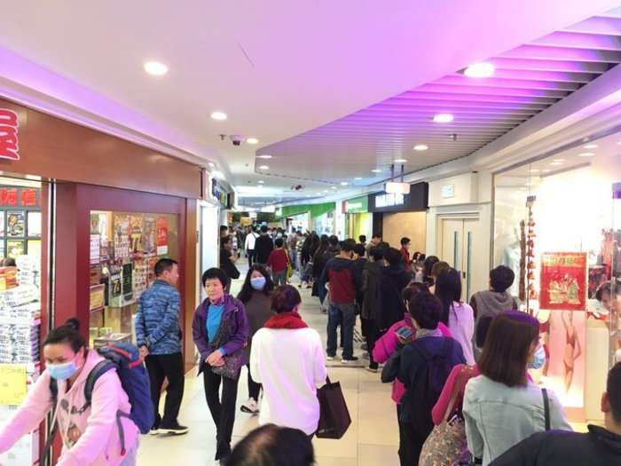 The same scene unfolded in Choi Ming Mall in Hong Kong’s Tiu Keng Leng area earlier on Jan 24. Netizens said it was normal to have queues form rapidly anytime people discovered a store had stocks of face masks.