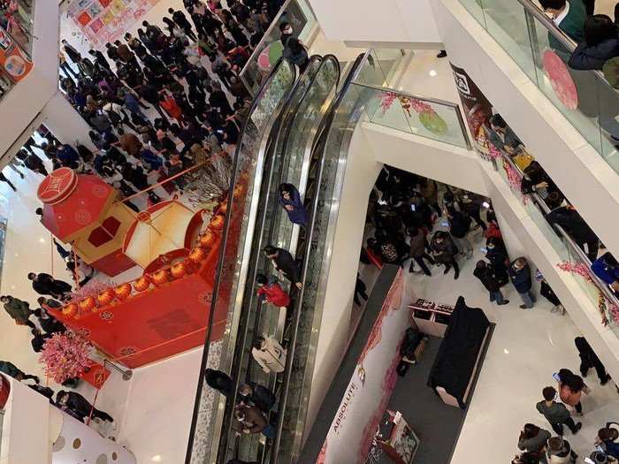 The queues in malls were not limited to just one floor, but stretched across multiple storeys…