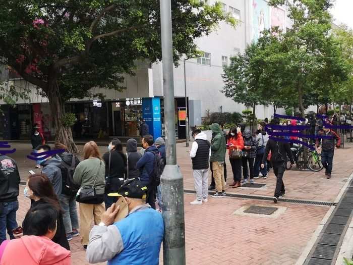 … and even outdoors. According to netizens, queues could easily last four hours long, with some people still walking away empty-handed.