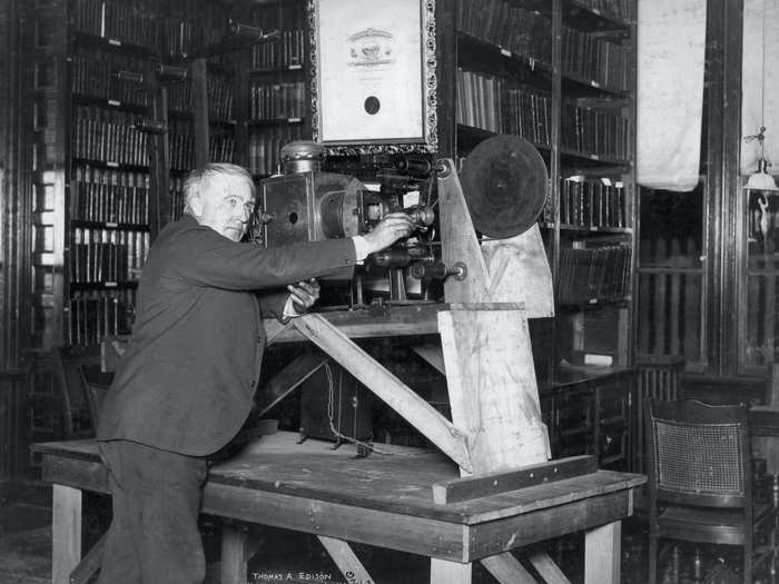 A home-projecting kinetoscope