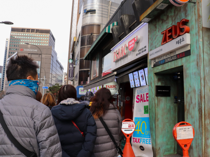 The line stretched down the street, with employees making each toast to order. I ended up waiting for 20 minutes in the cold before I reached the front of the line.