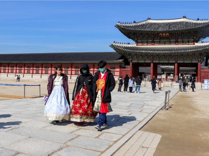 Visitors — including people in traditional Korean hanboks — at Gyeongbokgung Palace also donned masks.