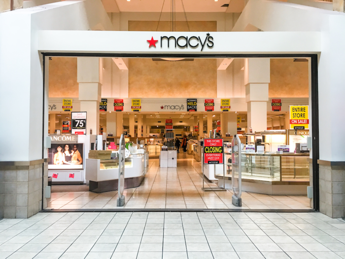 In 2006, more than 400 stores under the Federated umbrella changed their name to Macy