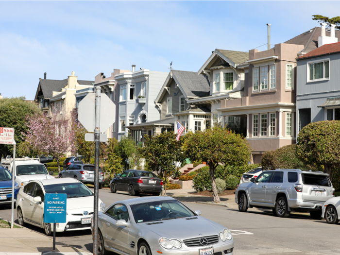 There are smaller arteries branching out from El Camino Del Mar like 32nd Avenue, a street running perpendicular to the coast that might be one of the quaintest.