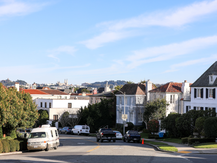 El Camino Del Mar — Spanish for "the way or path of the sea" — is the main thoroughfare in Sea Cliff, cutting east to west from the Presidio and into Land