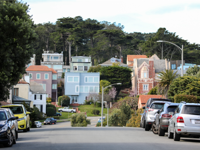 We visited on a Tuesday afternoon, in the middle of a workday, so the neighborhood seemed void of all residents.