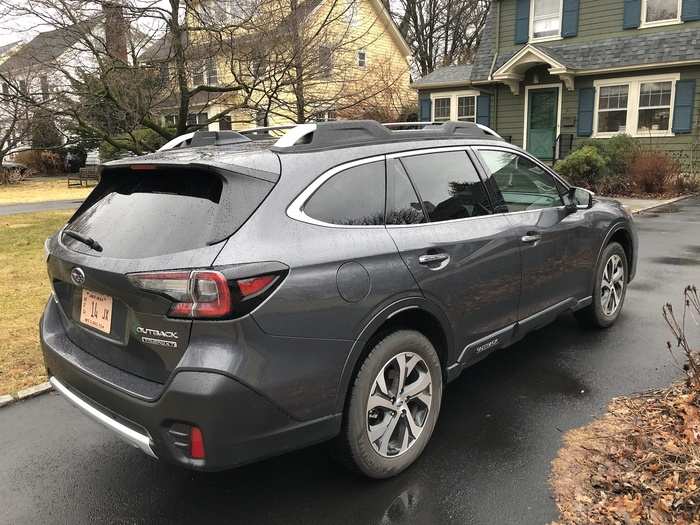 The integrated spoiler on the hatch adds a sporty aspect, but it does nothing for the roofline, thanks to those relatively hulking roof rails.