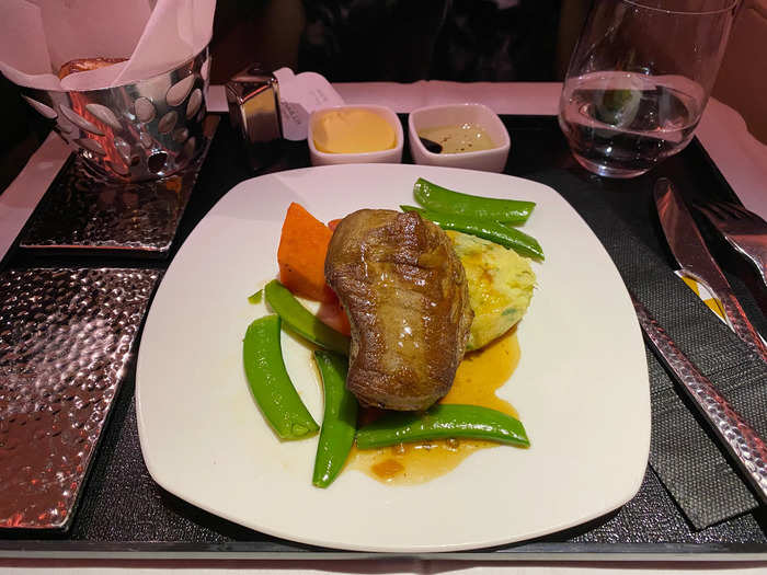 For my main, I had the beef tenderloin — a difficult dish to pull off successfully on a plane. However, there was nothing to worry about. It was excellent, even if maybe a little more well done than I would have wanted on the ground, but definitely not overcooked.