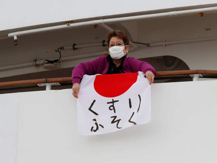 Three days into the quarantine, people on the ship began unfurling signs that read "Lack of medicine!" and "Thank you, media."