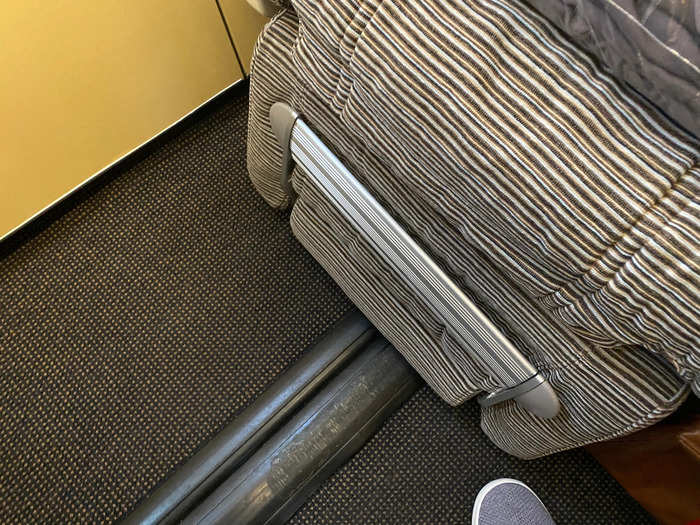 There are also extendable leg and footrests. Coupled with the extra legroom, this was a huge upgrade over US domestic first class.